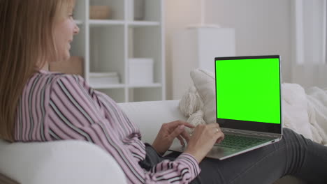Frau-Spricht-Online-über-Video-Chat-Auf-Laptop-Greenscreen-Auf-Notebook-Für-Chroma-Key-Technologie